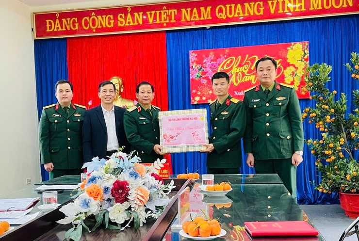 Thiếu tướng Nguyễn Đình Lưu - Phó Tư lệnh Bộ Tư lệnh Thủ đô Hà Nội thăm, chúc Tết Ban CHQS phường Dương Nội nhân dịp Tết Nguyên đán Bính Ngọ- Ảnh 2.