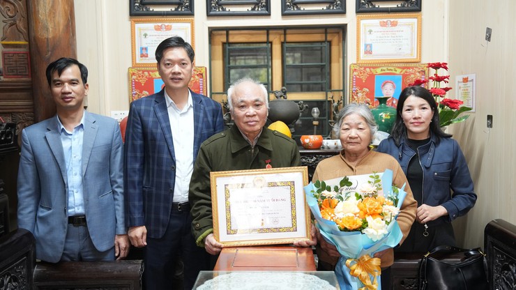 Đồng chí Phùng Bá Nhân - Bí thư Đảng uỷ, Chủ tịch HĐND xã trao Huy hiệu 60 năm tuổi Đảng tại nhà cho Đảng viên - Ảnh 1.