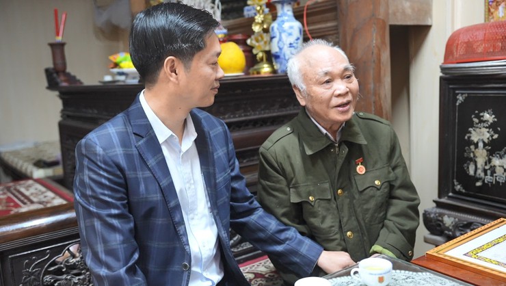 Đồng chí Phùng Bá Nhân - Bí thư Đảng uỷ, Chủ tịch HĐND xã trao Huy hiệu 60 năm tuổi Đảng tại nhà cho Đảng viên - Ảnh 2.