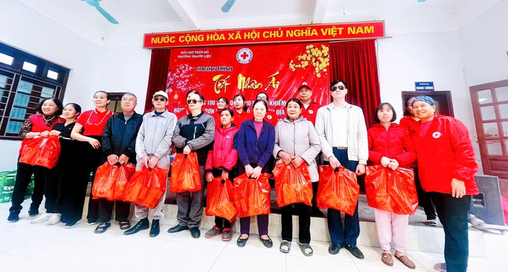 Hội Chữ thập đỏ phường Thanh Liệt trao tặng 200 suất quà “Tết Nhân ái” cho người dân có hoàn cảnh khó khăn- Ảnh 5.