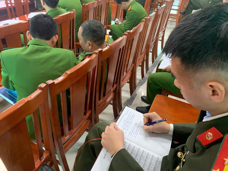 Công an xã Trung Giã tổ chức hội nghị quán triệt kết quả Đại hội XIV của Đảng và bài viết “Tiến lên! Toàn thắng ắt về ta!” của Tổng Bí thư Tô Lâm- Ảnh 3.