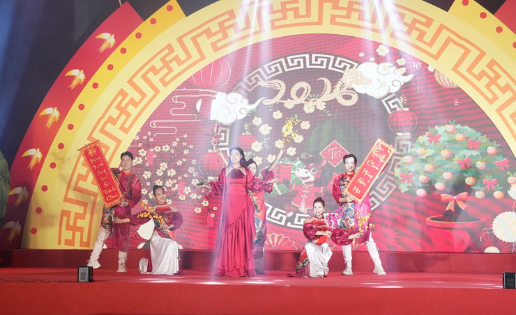 Bát Tràng rộn ràng khai mạc Hội chợ hoa xuân 2026- Ảnh 1.