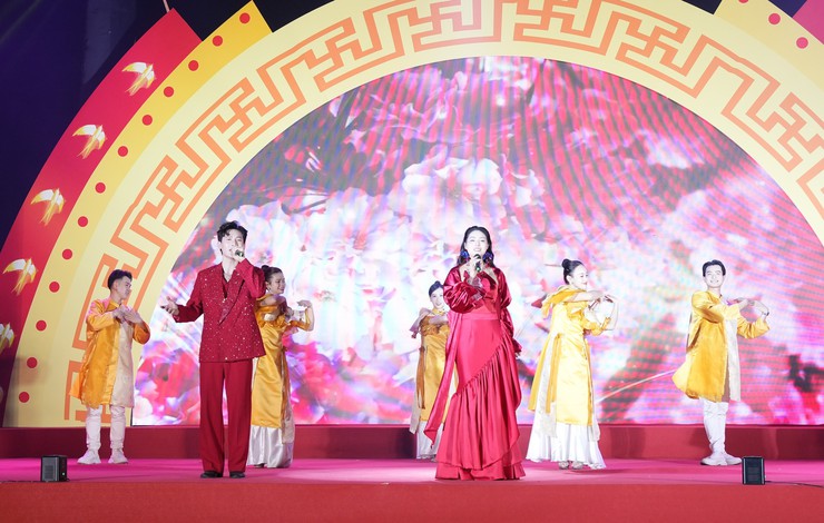 Bát Tràng rộn ràng khai mạc Hội chợ hoa xuân 2026- Ảnh 2.