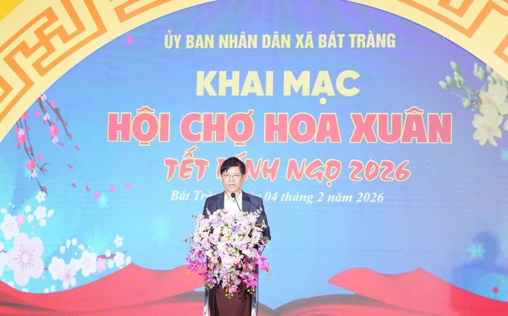 Bát Tràng rộn ràng khai mạc Hội chợ hoa xuân 2026- Ảnh 3.