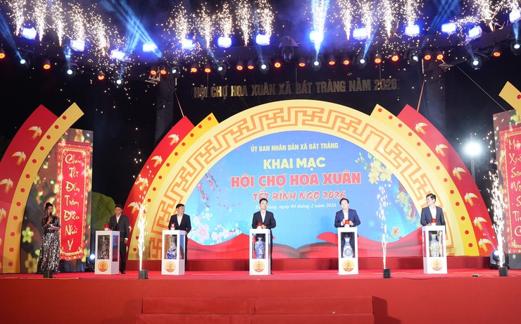 Bát Tràng rộn ràng khai mạc Hội chợ hoa xuân 2026- Ảnh 4.