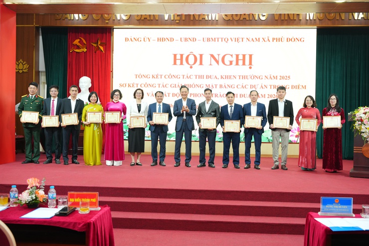 Đảng uỷ- HĐND- UBND- Uỷ ban MTTQ Việt Nam xã Phù Đổng tổ chức Hội nghị tổng kết công tác thi đua, khen thưởng năm 2025- Ảnh 3.