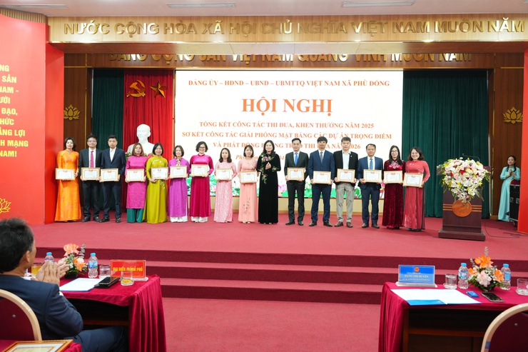 Đảng uỷ- HĐND- UBND- Uỷ ban MTTQ Việt Nam xã Phù Đổng tổ chức Hội nghị tổng kết công tác thi đua, khen thưởng năm 2025- Ảnh 4.