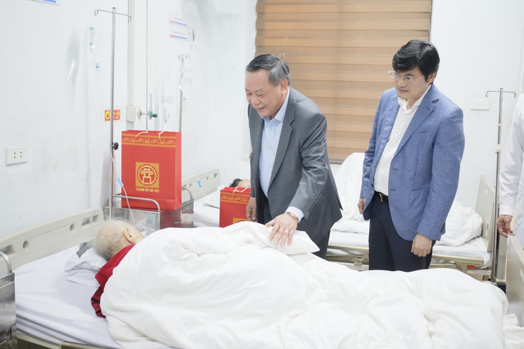 Phó Bí thư Thường trực Thành ủy Hà Nội thăm, chúc Tết Bệnh viện Ung Bướu Hà Nội- Ảnh 2.