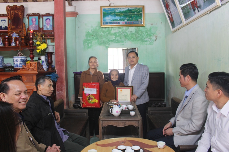 ĐỒNG CHÍ CHỦ TỊCH UỶ BAN NHÂN DÂN XÃ PHÚ XUYÊN THĂM, TẶNG QUÀ CÁC GIA ĐÌNH, NGƯỜI CÓ CÔNG, NGƯỜI CAO TUỔI NHÂN DỊP TẾT NGUYÊN ĐÁN BÍNH NGỌ 2026- Ảnh 2.