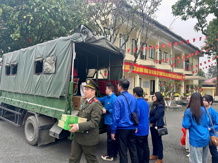 Phường Ba Đình thăm, tặng quà các Trung tâm Bảo trợ xã hội nhân dịp Tết Nguyên đán Bính Ngọ 2026- Ảnh 7.