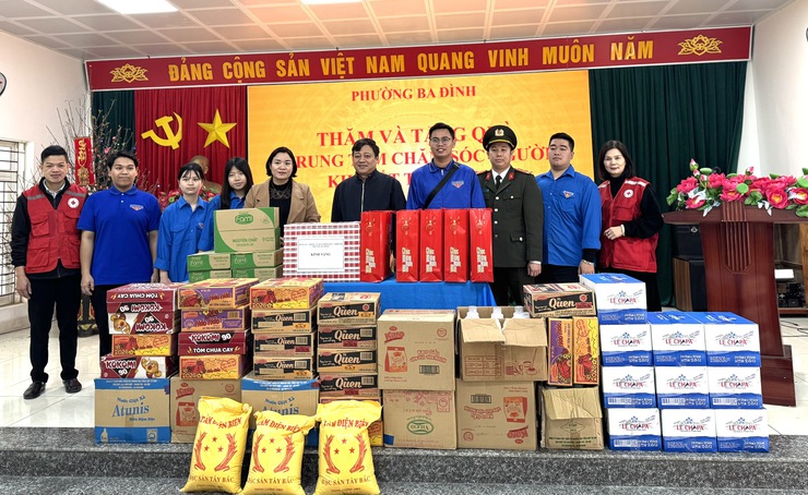 Phường Ba Đình thăm, tặng quà các Trung tâm Bảo trợ xã hội nhân dịp Tết Nguyên đán Bính Ngọ 2026- Ảnh 1.