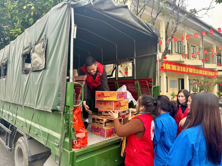 Phường Ba Đình thăm, tặng quà các Trung tâm Bảo trợ xã hội nhân dịp Tết Nguyên đán Bính Ngọ 2026- Ảnh 6.