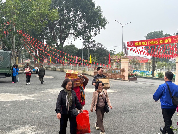 Phường Ba Đình thăm, tặng quà các Trung tâm Bảo trợ xã hội nhân dịp Tết Nguyên đán Bính Ngọ 2026- Ảnh 8.