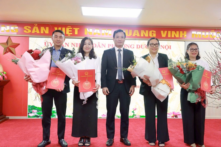 Phường Dương Nội c&ocirc;ng bố v&agrave; trao quyết định về c&ocirc;ng t&aacute;c c&aacute;n bộ- Ảnh 1.