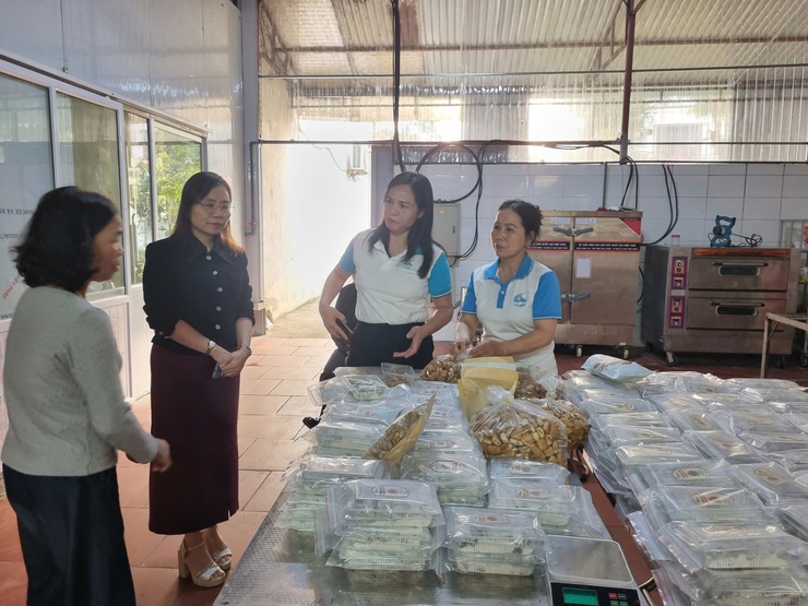 HỘI LHPN XÃ SÓC SƠN ĐỒNG HÀNH CÙNG PHỤ NỮ KHỞI NGHIỆP - CƠ SỞ SẢN XUẤT BÁNH TRUYỀN THỐNG TẠI THÔN DƯỢC THƯỢNG- Ảnh 1.