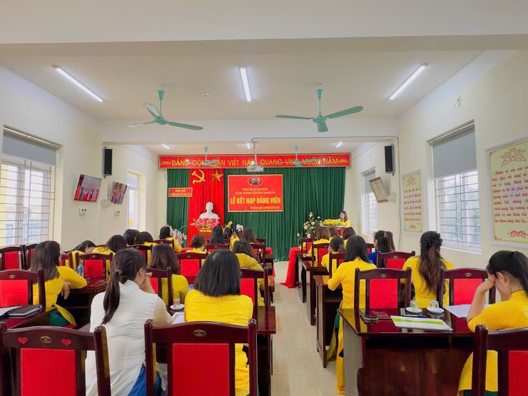 Chi bộ Trường Mầm non Thanh Văn tổ chức kết nạp Đảng viên mới- Ảnh 1.