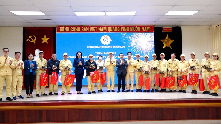 Công đoàn phường Phúc Lợi thăm, tặng quà Tết động viên người lao động trước thềm Xuân Bính Ngọ- Ảnh 2.
