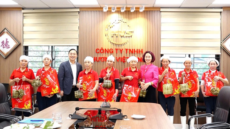 Công đoàn phường Phúc Lợi thăm, tặng quà Tết động viên người lao động trước thềm Xuân Bính Ngọ- Ảnh 4.