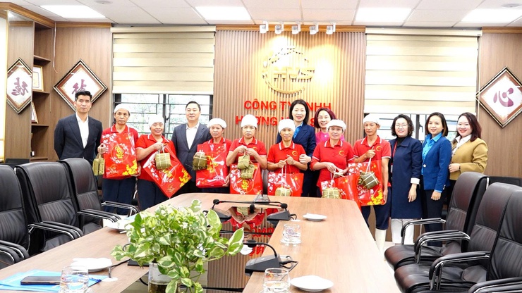 Công đoàn phường Phúc Lợi thăm, tặng quà Tết động viên người lao động trước thềm Xuân Bính Ngọ- Ảnh 3.