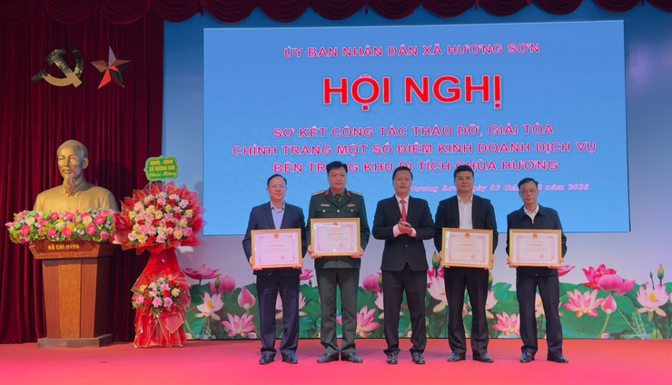 UBND xã Hương Sơn sơ kết công tác tháo dỡ, giải tỏa, chỉnh trang không gian bên trong khu di tích Chùa Hương- Ảnh 2.