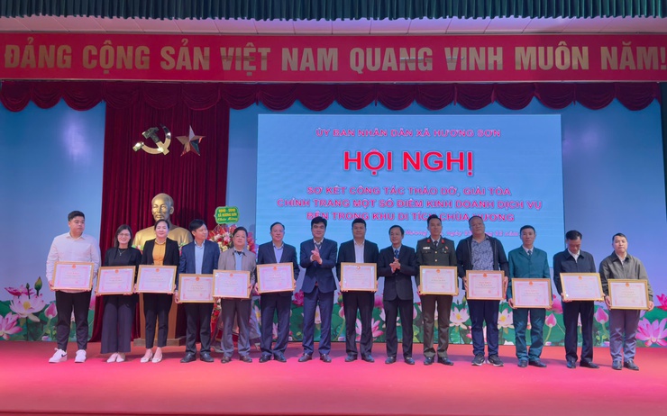 UBND xã Hương Sơn sơ kết công tác tháo dỡ, giải tỏa, chỉnh trang không gian bên trong khu di tích Chùa Hương- Ảnh 3.