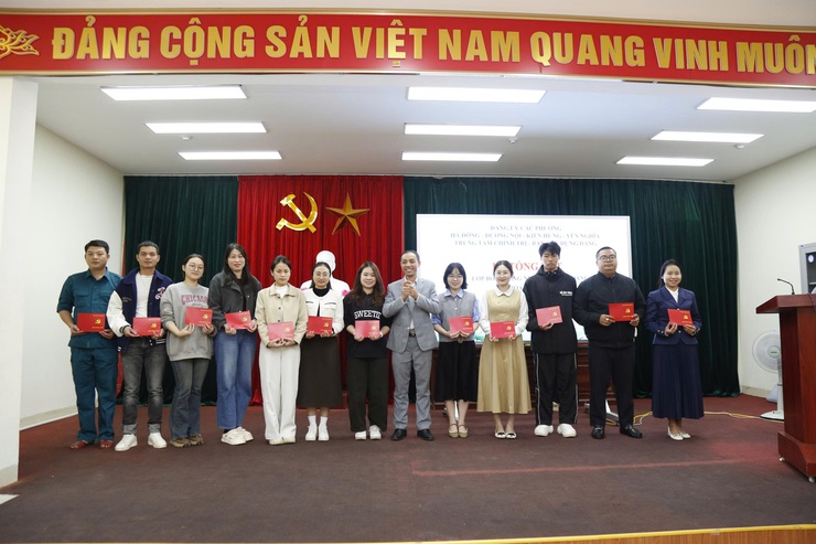 Trung tâm Chính trị Hà Đông tổng kết lớp bồi dưỡng nhận thức về Đảng khóa II năm 2026- Ảnh 2.