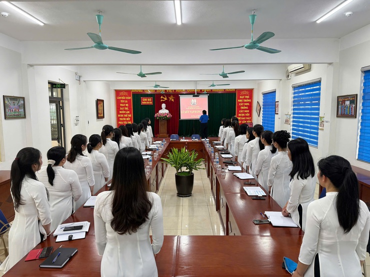 Chi bộ trường Mầm non Tam Hưng B tổ chức lễ kết nạp đảng viên thiết thực chào mừng 96 nặm ngày thành lập Đảng Cộng sản Việt Nam- Ảnh 1.