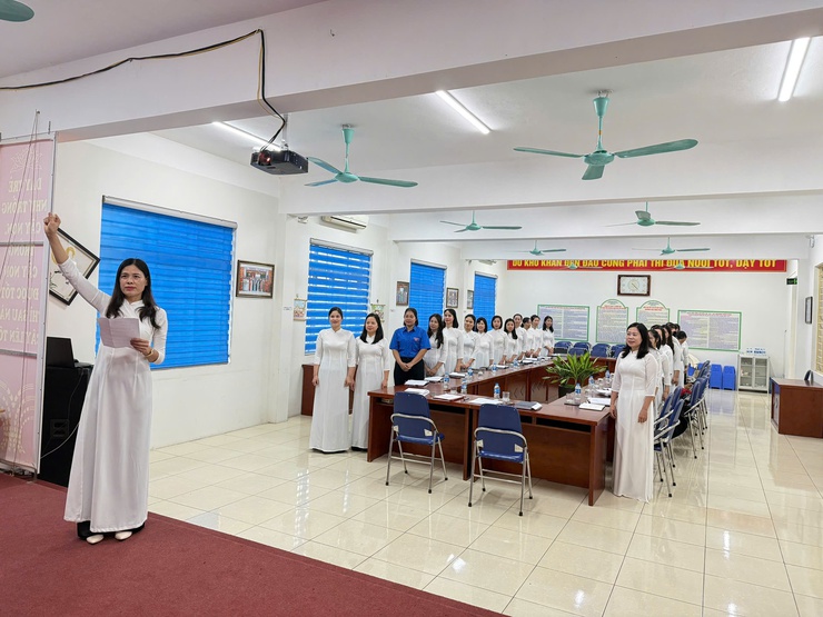 Chi bộ trường Mầm non Tam Hưng B tổ chức lễ kết nạp đảng viên thiết thực chào mừng 96 nặm ngày thành lập Đảng Cộng sản Việt Nam- Ảnh 2.