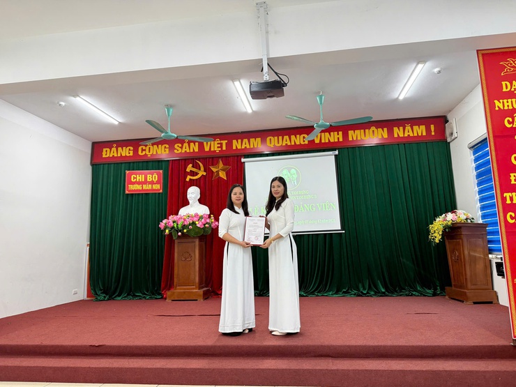 Chi bộ trường Mầm non Tam Hưng B tổ chức lễ kết nạp đảng viên thiết thực chào mừng 96 nặm ngày thành lập Đảng Cộng sản Việt Nam- Ảnh 3.