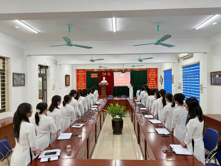 Chi bộ trường Mầm non Tam Hưng B tổ chức lễ kết nạp đảng viên thiết thực chào mừng 96 nặm ngày thành lập Đảng Cộng sản Việt Nam- Ảnh 4.