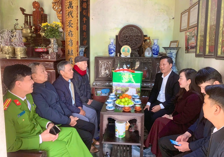 Đồng chí Bí thư Đảng ủy xã thăm, tặng quà gia đình chính sách, người có công nhân dịp Tết Nguyên đán Bính Ngọ 2026- Ảnh 1.