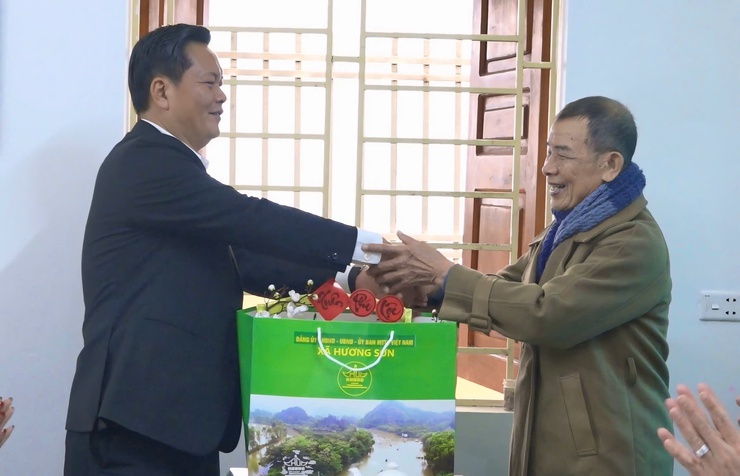 Đồng chí Bí thư Đảng ủy xã thăm, tặng quà gia đình chính sách, người có công nhân dịp Tết Nguyên đán Bính Ngọ 2026- Ảnh 2.