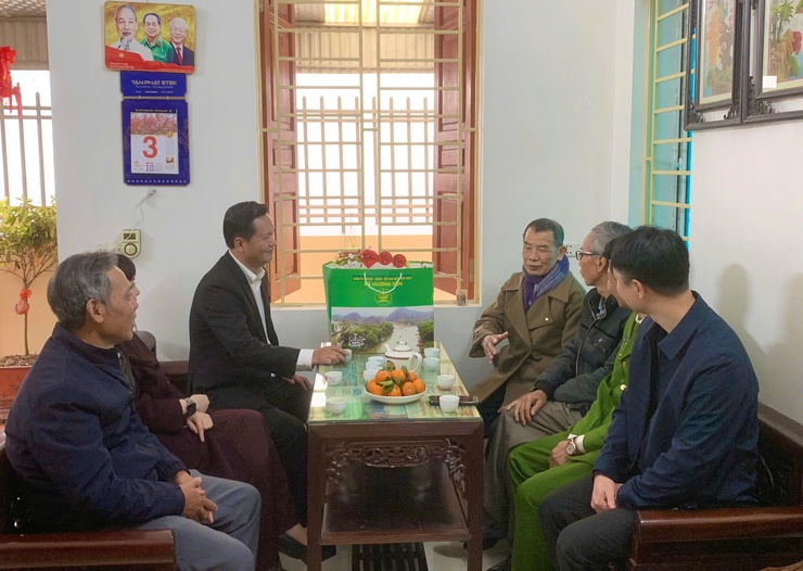 Đồng chí Bí thư Đảng ủy xã thăm, tặng quà gia đình chính sách, người có công nhân dịp Tết Nguyên đán Bính Ngọ 2026- Ảnh 3.