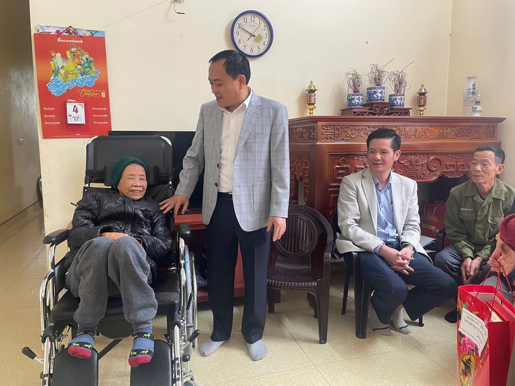ĐỒNG CHÍ CHỦ TỊCH UỶ BAN NHÂN DÂN XÃ PHÚ XUYÊN THĂM, TẶNG QUÀ CÁC GIA ĐÌNH, NGƯỜI CÓ CÔNG, NGƯỜI CAO TUỔI NHÂN DỊP TẾT NGUYÊN ĐÁN BÍNH NGỌ 2026- Ảnh 4.