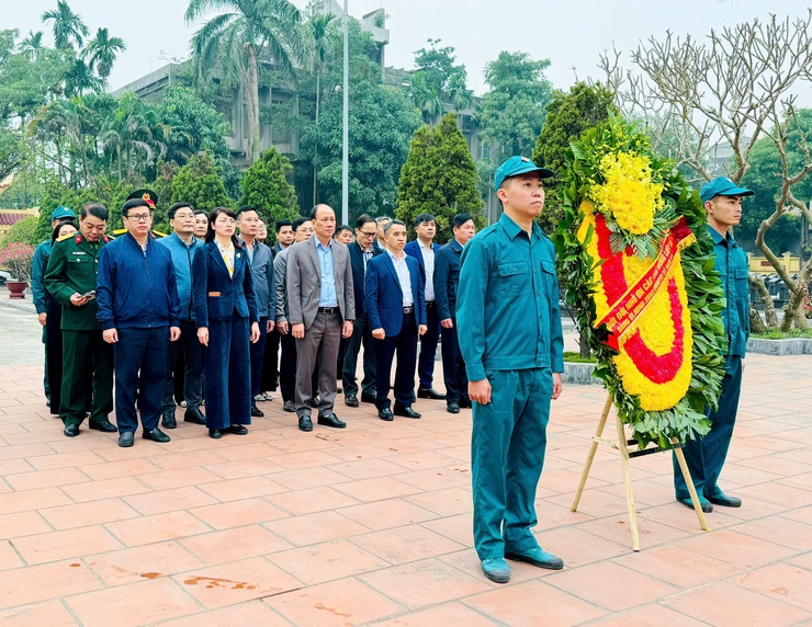 XÃ NAM PHÙ TRI ÂN CÁC ANH HÙNG LIỆT SĨ: KHẮC GHI CÔNG LAO - VIẾT TIẾP BẢN HÙNG CA ĐỔI MỚI- Ảnh 1.