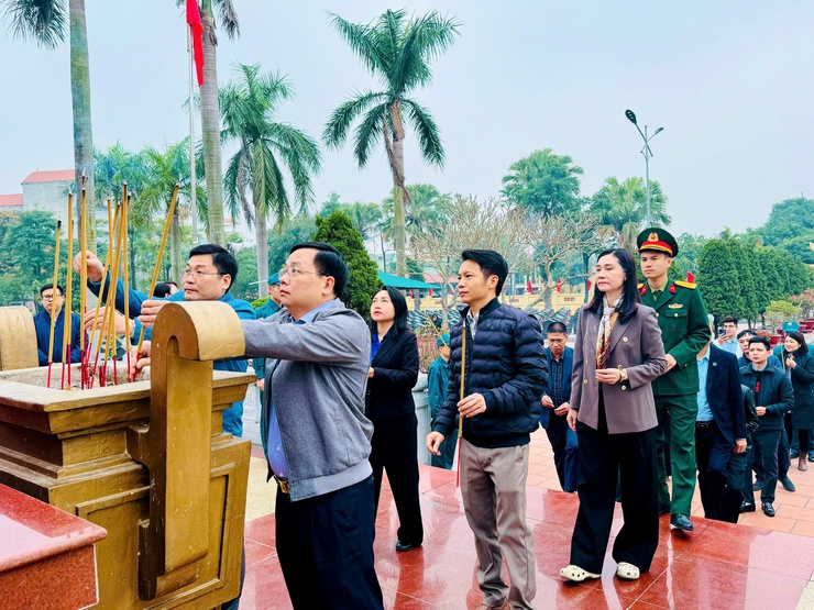 XÃ NAM PHÙ TRI ÂN CÁC ANH HÙNG LIỆT SĨ: KHẮC GHI CÔNG LAO - VIẾT TIẾP BẢN HÙNG CA ĐỔI MỚI- Ảnh 5.