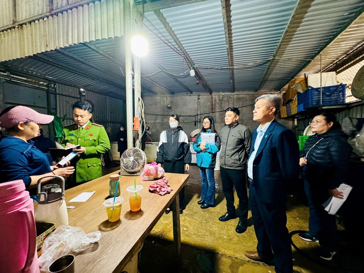Nam Phù kiểm tra đột xuất cơ sở thực phẩm dịp cận Tết, xử lý nghiêm vi phạm pháp luật về An toàn thực phẩm- Ảnh 1.