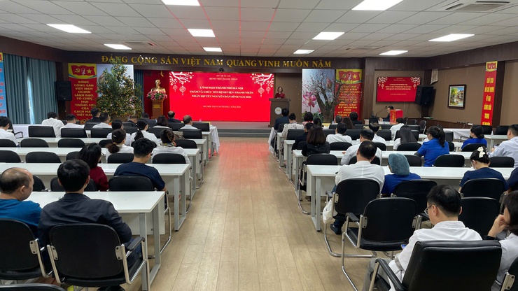 Phó Chủ tịch HĐND thành phố thăm, chúc Tết Bệnh viện Thanh Nhàn- Ảnh 1.