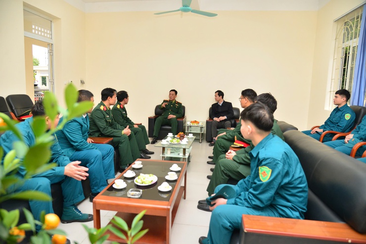 Tư lệnh Bộ Tư lệnh Thủ đô Hà Nội thăm, chúc Tết Ban Chỉ huy Quân sự xã Thuận An- Ảnh 3.