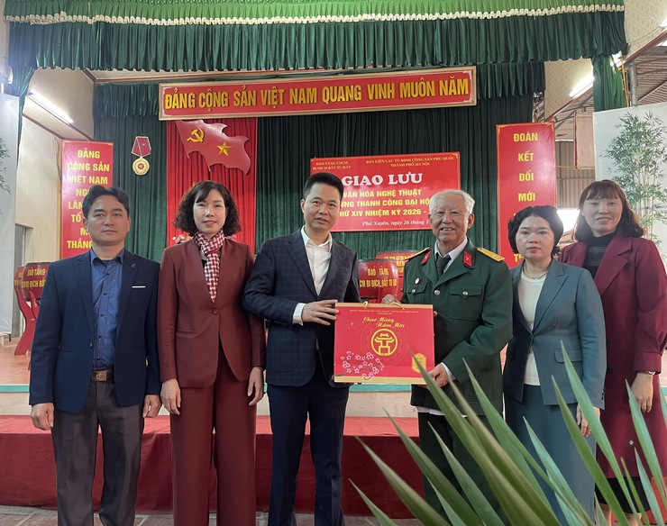 Xã Phú Xuyên thăm, tặng quà Tết các gia đình chính sách tiêu biểu và người cao tuổi trong xã.- Ảnh 2.