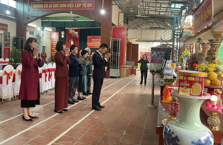 Xã Phú Xuyên thăm, tặng quà Tết các gia đình chính sách tiêu biểu và người cao tuổi trong xã.- Ảnh 1.