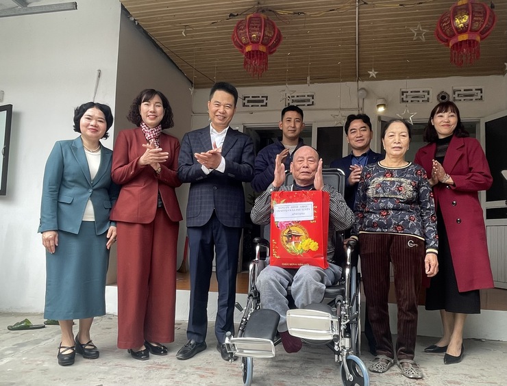 Xã Phú Xuyên thăm, tặng quà Tết các gia đình chính sách tiêu biểu và người cao tuổi trong xã.- Ảnh 3.