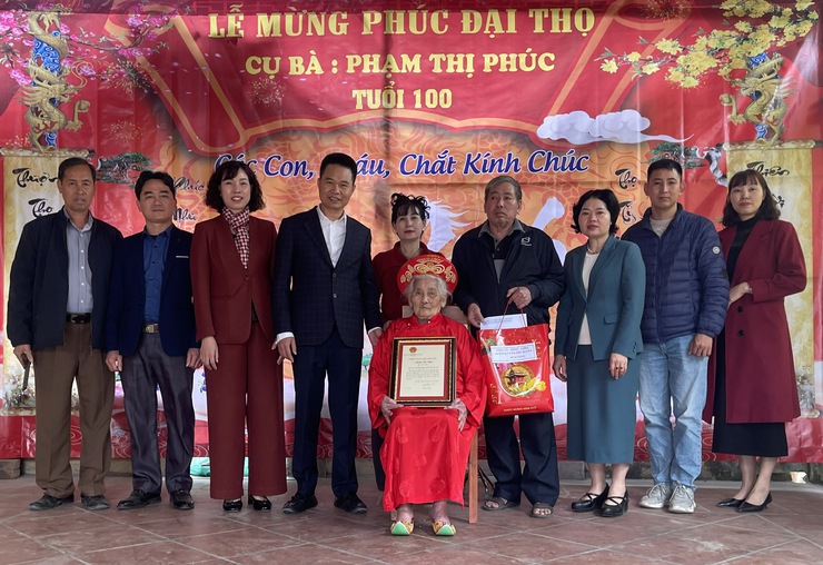 Xã Phú Xuyên thăm, tặng quà Tết các gia đình chính sách tiêu biểu và người cao tuổi trong xã.- Ảnh 4.