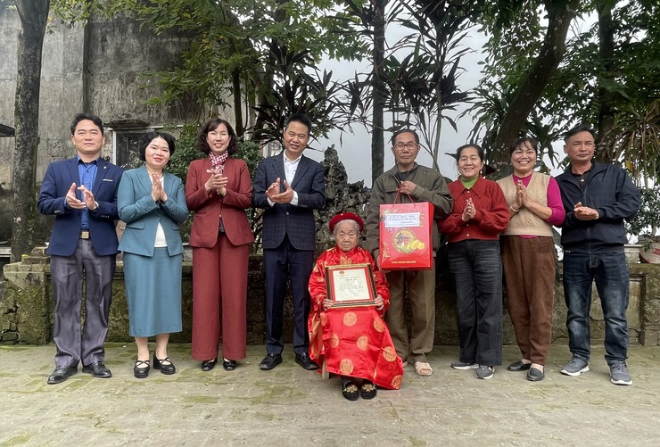 Xã Phú Xuyên thăm, tặng quà Tết các gia đình chính sách tiêu biểu và người cao tuổi trong xã.- Ảnh 5.