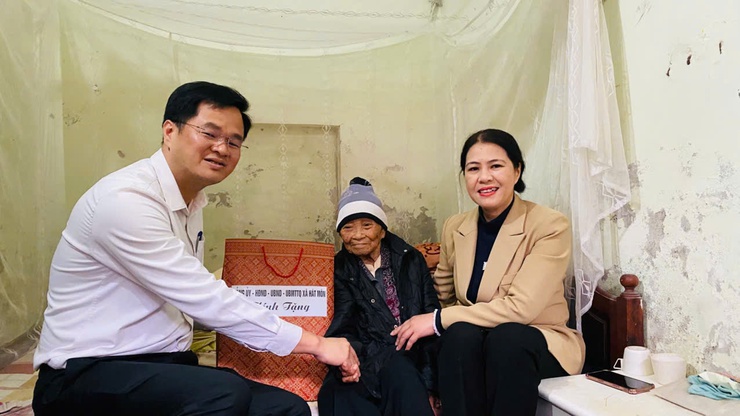 Lãnh đạo xã Hát Môn thăm tặng quà gia đình người có công, Thân nhân liệt sĩ, NCT có tuổi tròn 100 tuổi nhân dịp Tết Nguyên đán Bính Ngọ 2026- Ảnh 12.