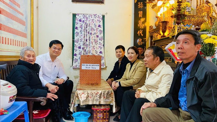 Lãnh đạo xã Hát Môn thăm tặng quà gia đình người có công, Thân nhân liệt sĩ, NCT có tuổi tròn 100 tuổi nhân dịp Tết Nguyên đán Bính Ngọ 2026- Ảnh 10.