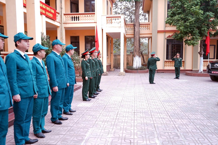 Thiếu tướng Nguyễn Đình Lưu, Phó Tư lệnh Bộ Tư lệnh Thủ đô Hà Nội thăm và làm việc với Ban Chỉ huy Quân sự phường Chương Mỹ- Ảnh 1.