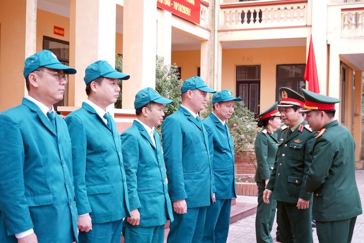 Thiếu tướng Nguyễn Đình Lưu, Phó Tư lệnh Bộ Tư lệnh Thủ đô Hà Nội thăm và làm việc với Ban Chỉ huy Quân sự phường Chương Mỹ- Ảnh 2.