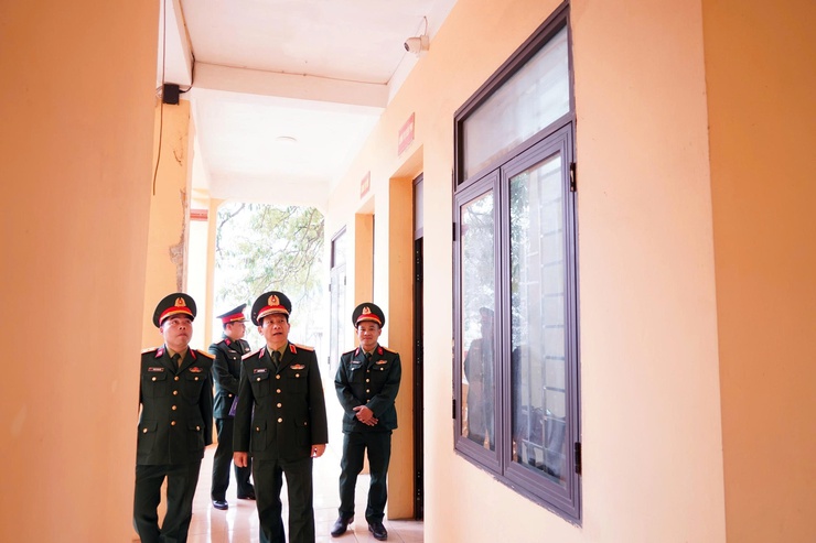 Thiếu tướng Nguyễn Đình Lưu, Phó Tư lệnh Bộ Tư lệnh Thủ đô Hà Nội thăm và làm việc với Ban Chỉ huy Quân sự phường Chương Mỹ- Ảnh 5.