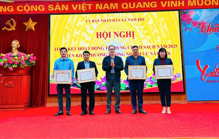 Nam Phù khen thưởng 13 tập thể, cá nhân tiêu biểu trong công tác tín dụng chính sách xã hội- Ảnh 4.